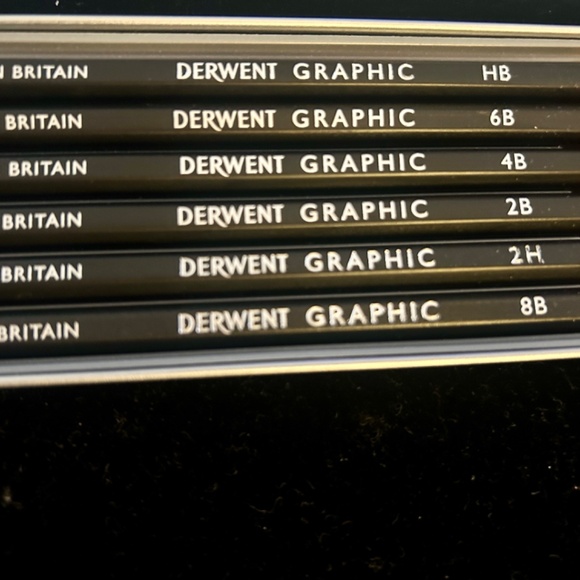 The Derwent Graphic Pencils - 6 high-quality pencils w/sharpener - Picture 4 of 6